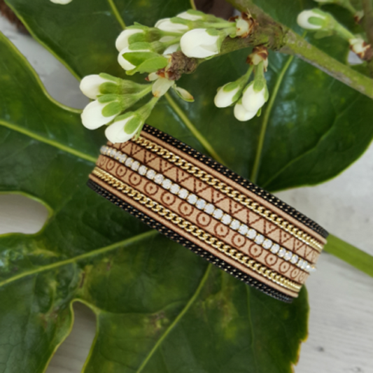 Tribal patterned bracelet in beige and gold colours