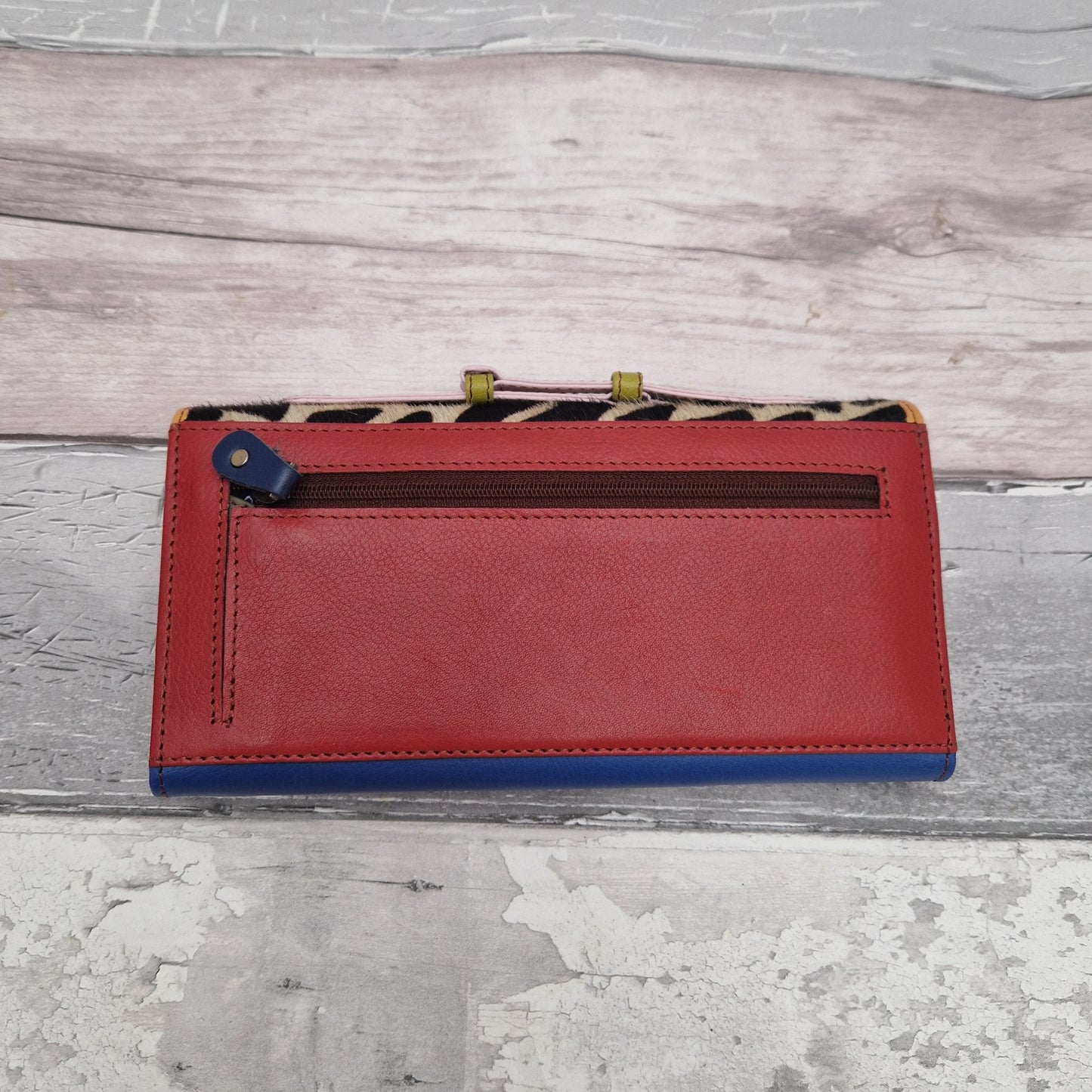 Back view of the Kanti purse showing zip pocket.