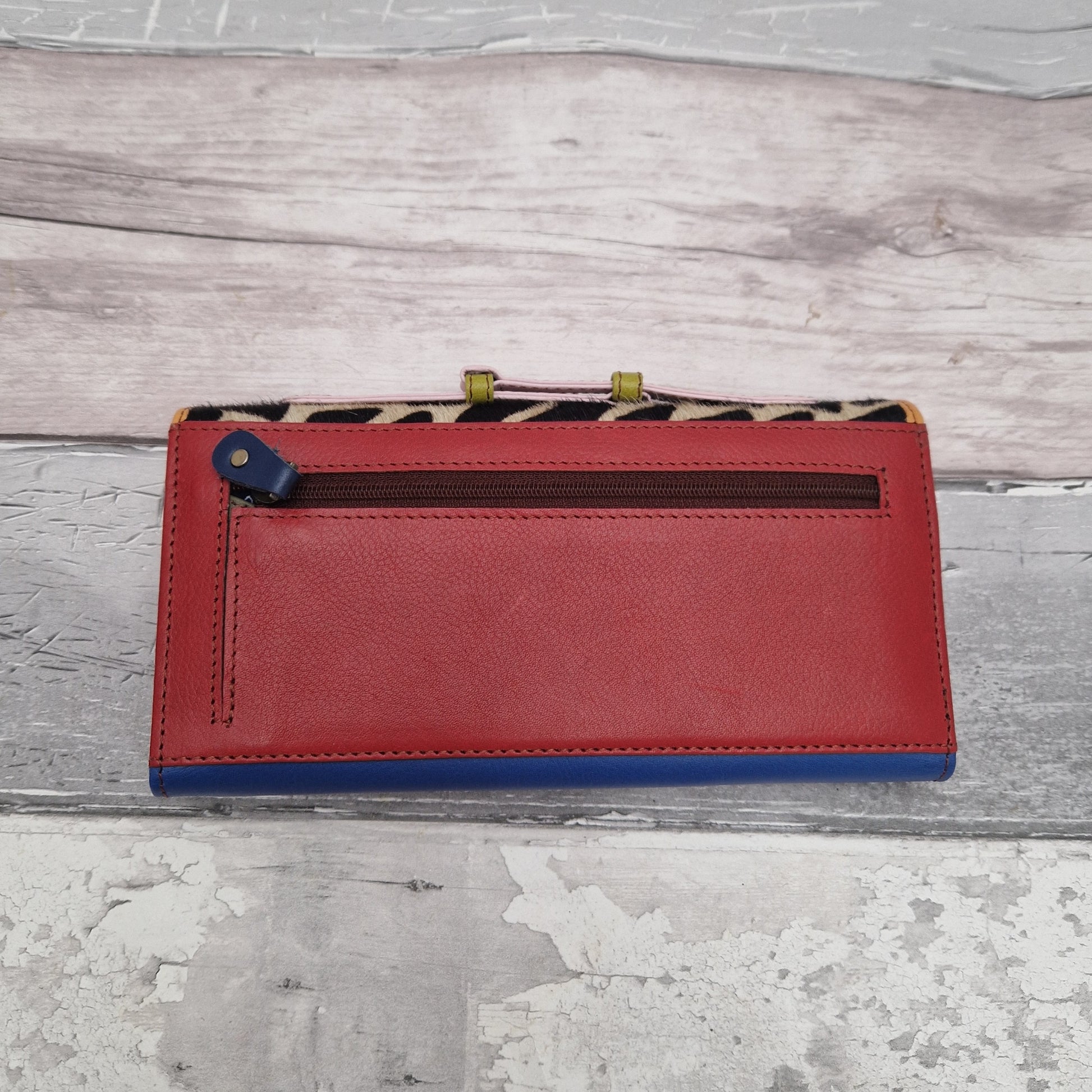 Back view of the Kanti purse showing zip pocket.