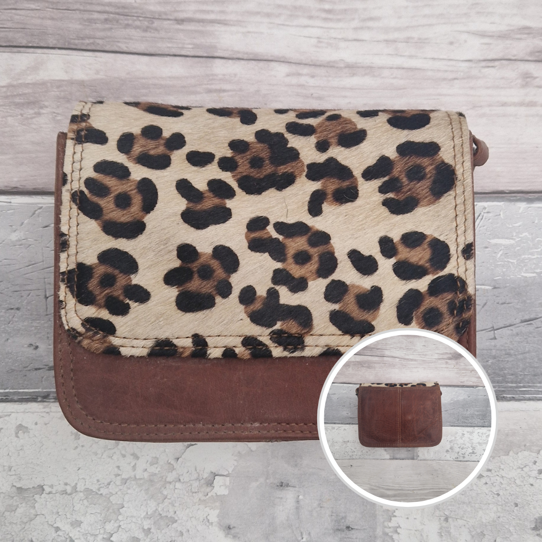 Leather bag with a textured flap of Leopard print.