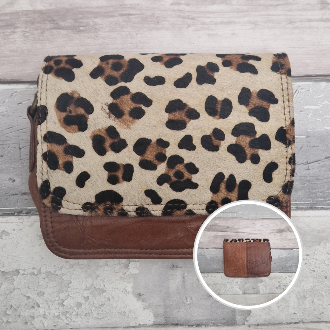 Leather bag with a textured flap of Leopard print.