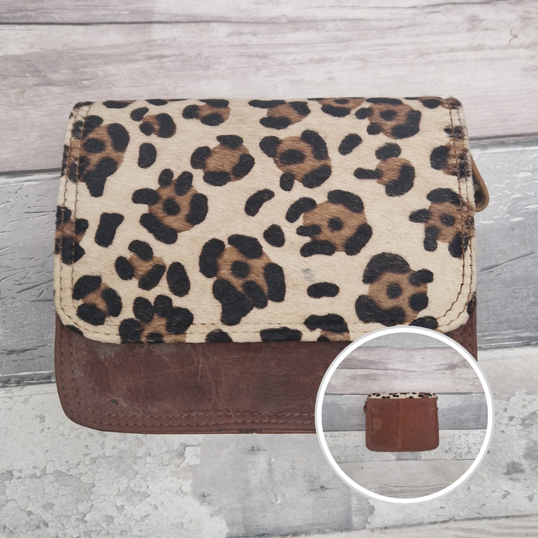 Leather bag with a textured flap of Leopard print.