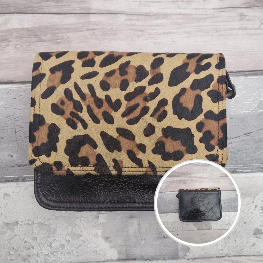 Leather bag with a textured flap of jaguar print.