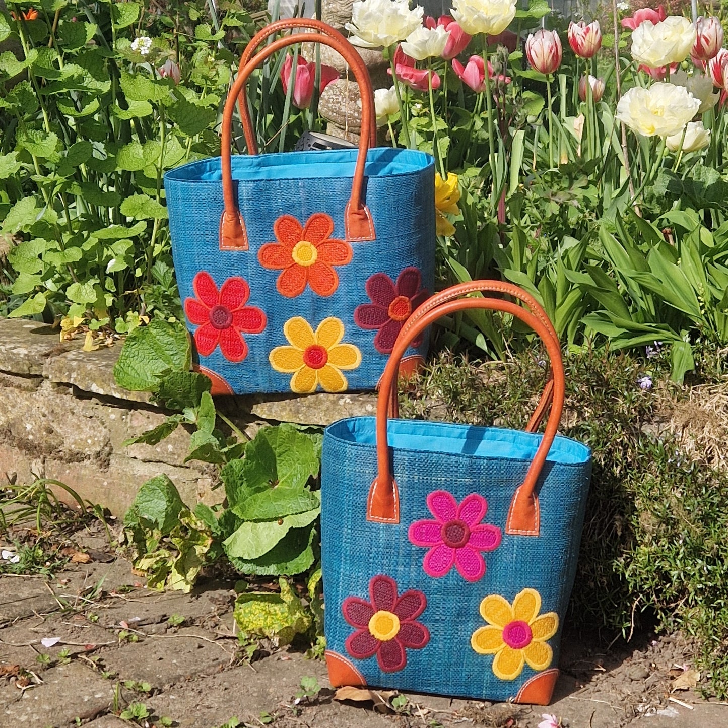 Cesta de flores de color azul verdoso