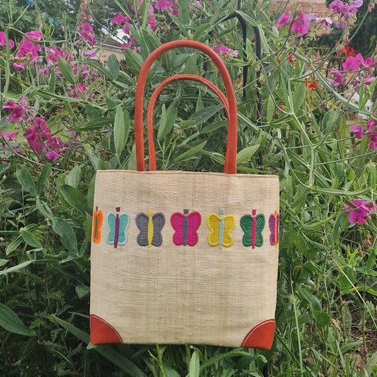 Panier de fleurs noires