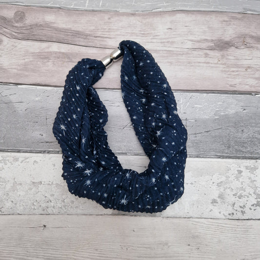 Magnetic neck scarf in navy with star print.