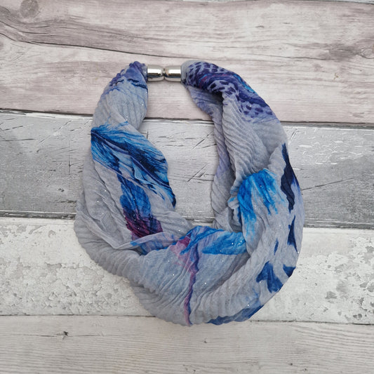 Magnetic neck scarf in grey with blue feather print