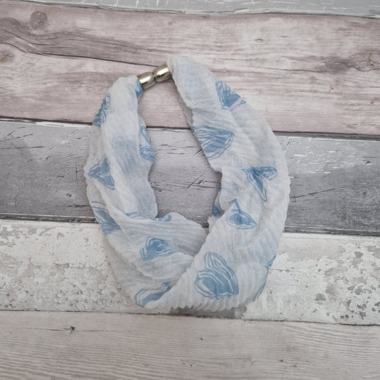 White magnetic neck scarf in a crinkle fabric, decorated with blue love hearts.