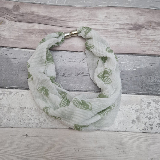 White magnetic neck scarf in a crinkle fabric, decorated with green love hearts.