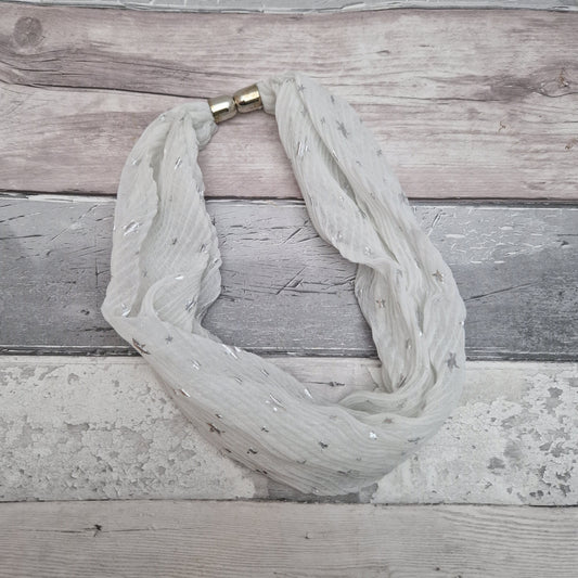 White magnetic neck scarf in a crinkle fabric, decorated with metallic silver stars.