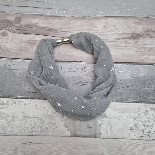 Grey magnetic neck scarf in a crinkle fabric, decorated with metallic silver stars.