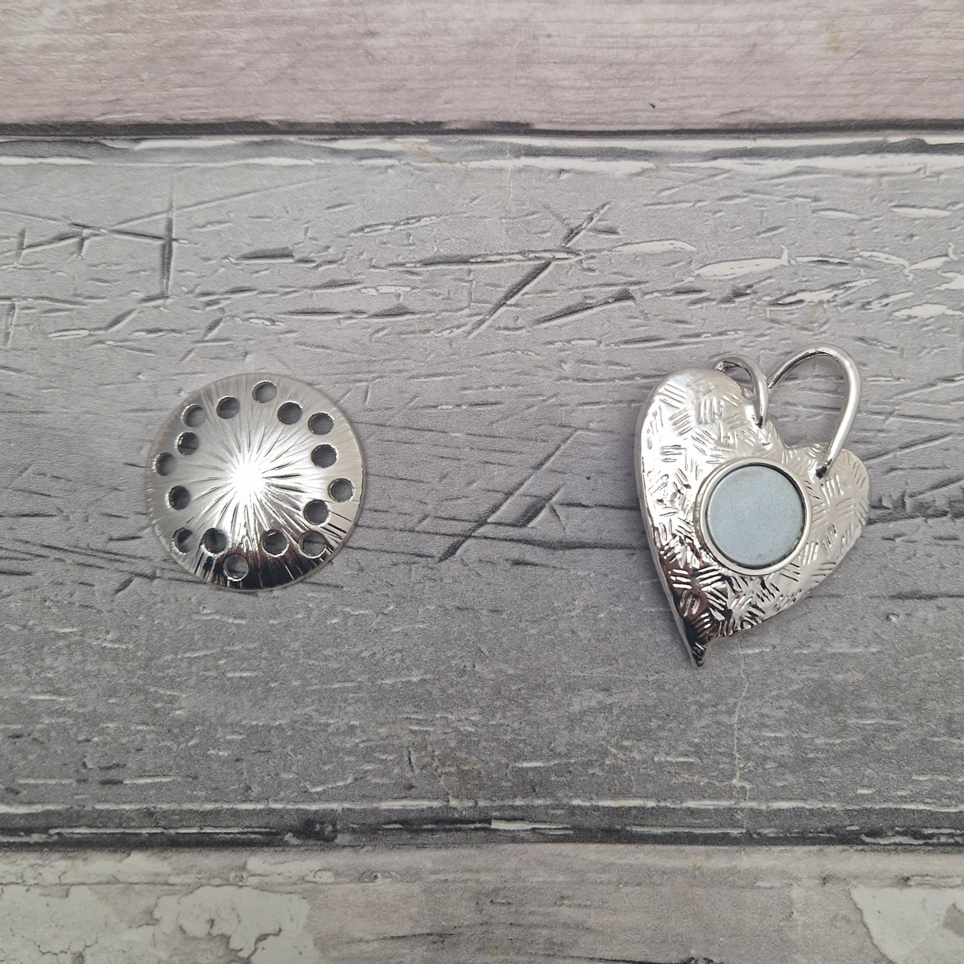 Rear view of heart shaped magnetic brooch.