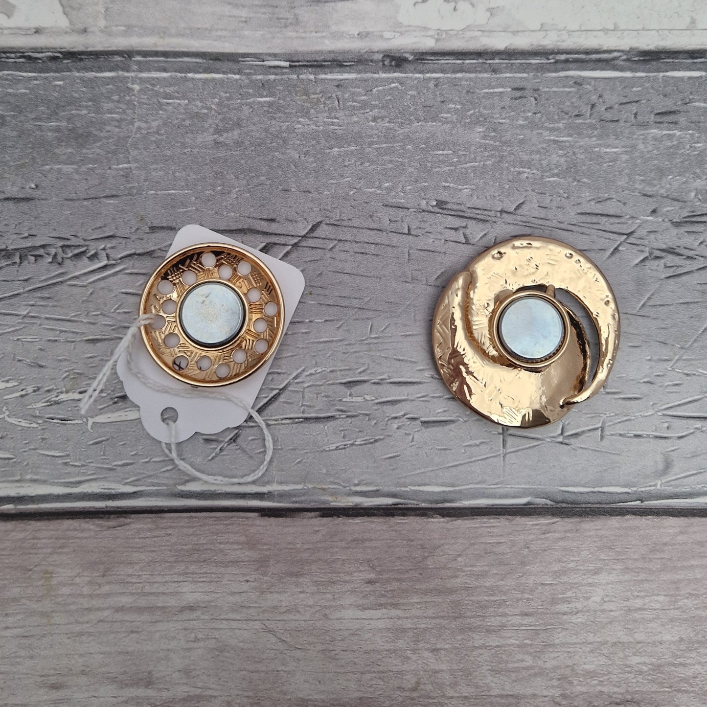 Reverse side of magnetic brooch show the 2 magnets.