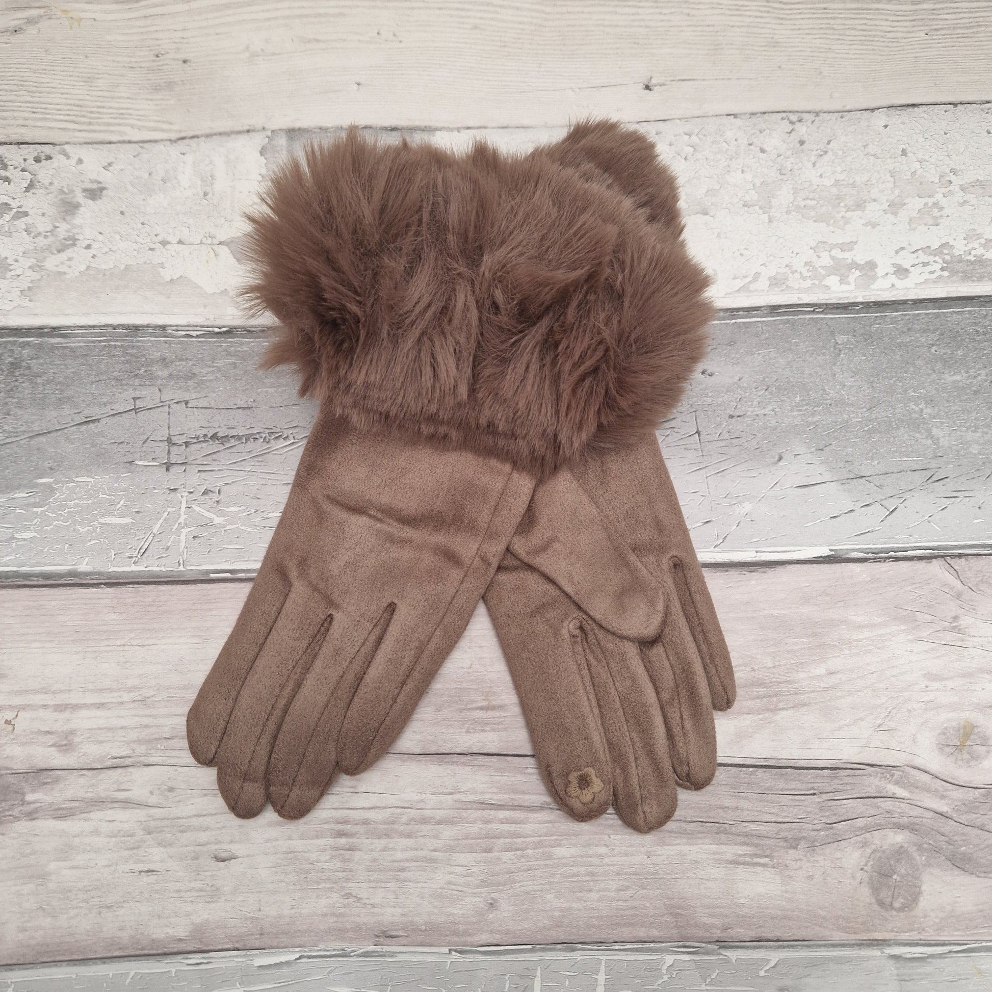 Ladies brown gloves with a faux fur cuff.