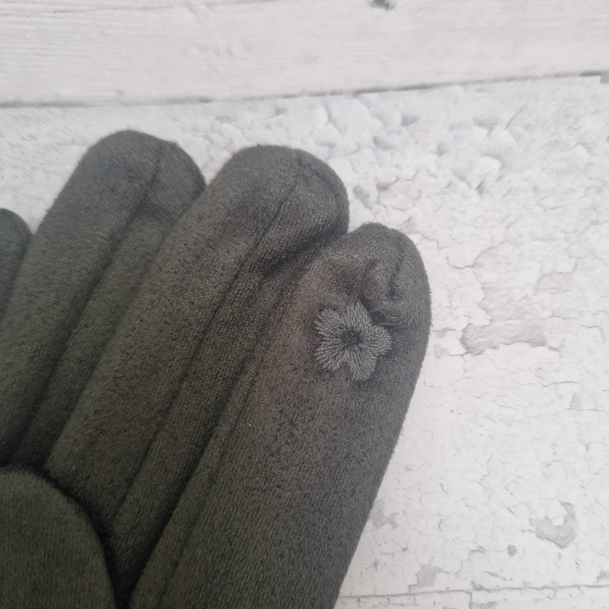 Pair of gray gloves with a daisy mobile phone motif