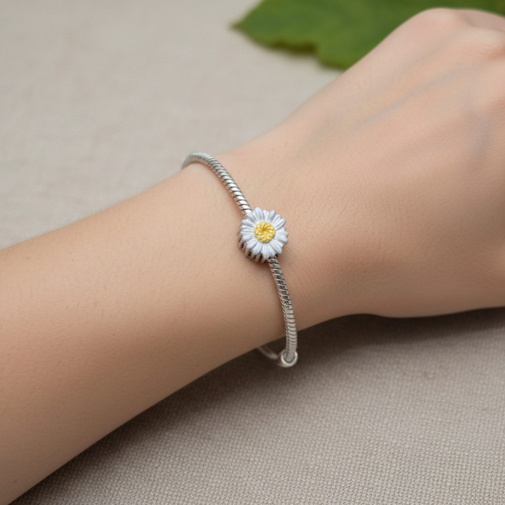 Daisy Charm – Close-up Worn
