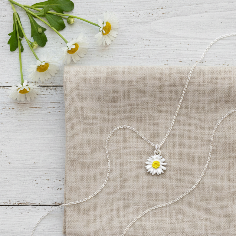 Daisy Necklace – Flat Lay