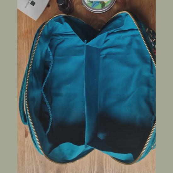Video demonstrating storage capacity of vanity case and way in which is folds up.