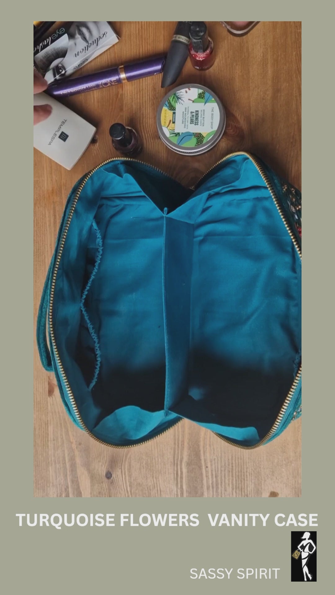 Video demonstrating storage capacity of vanity case and way in which is folds up.