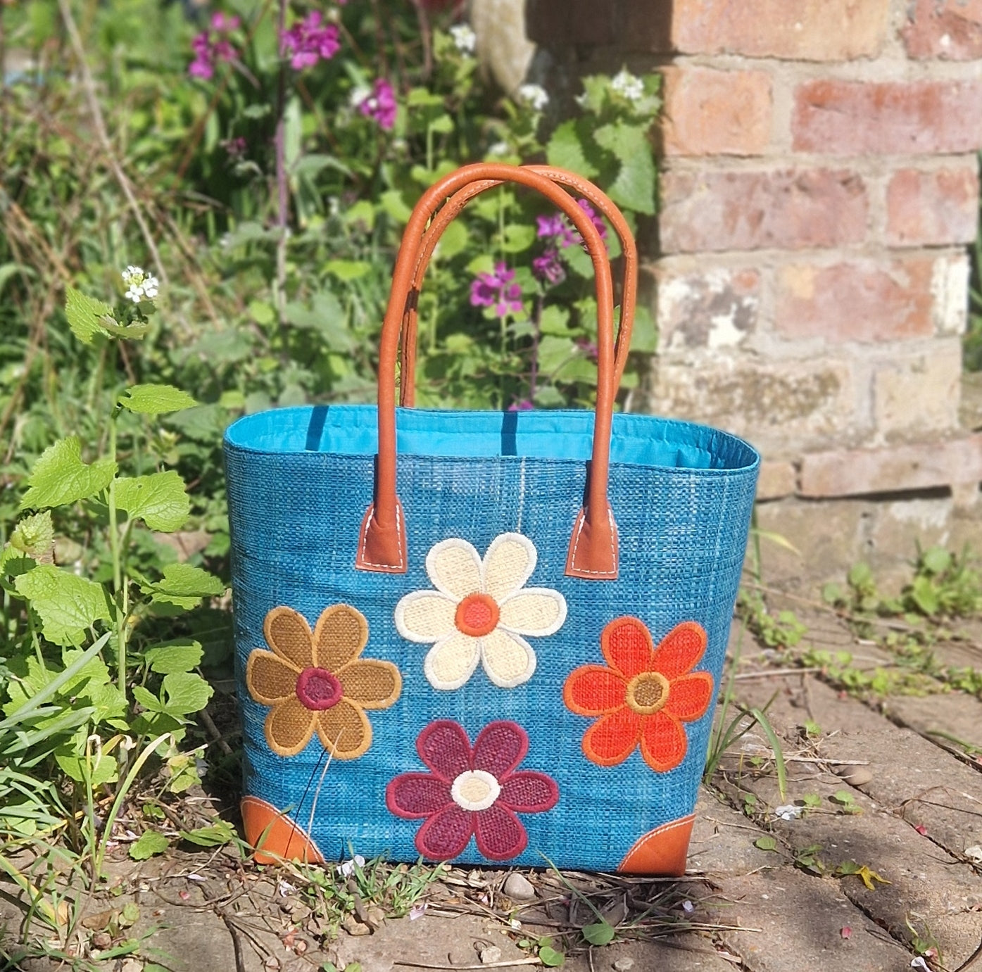 Cesta de flores de color azul verdoso