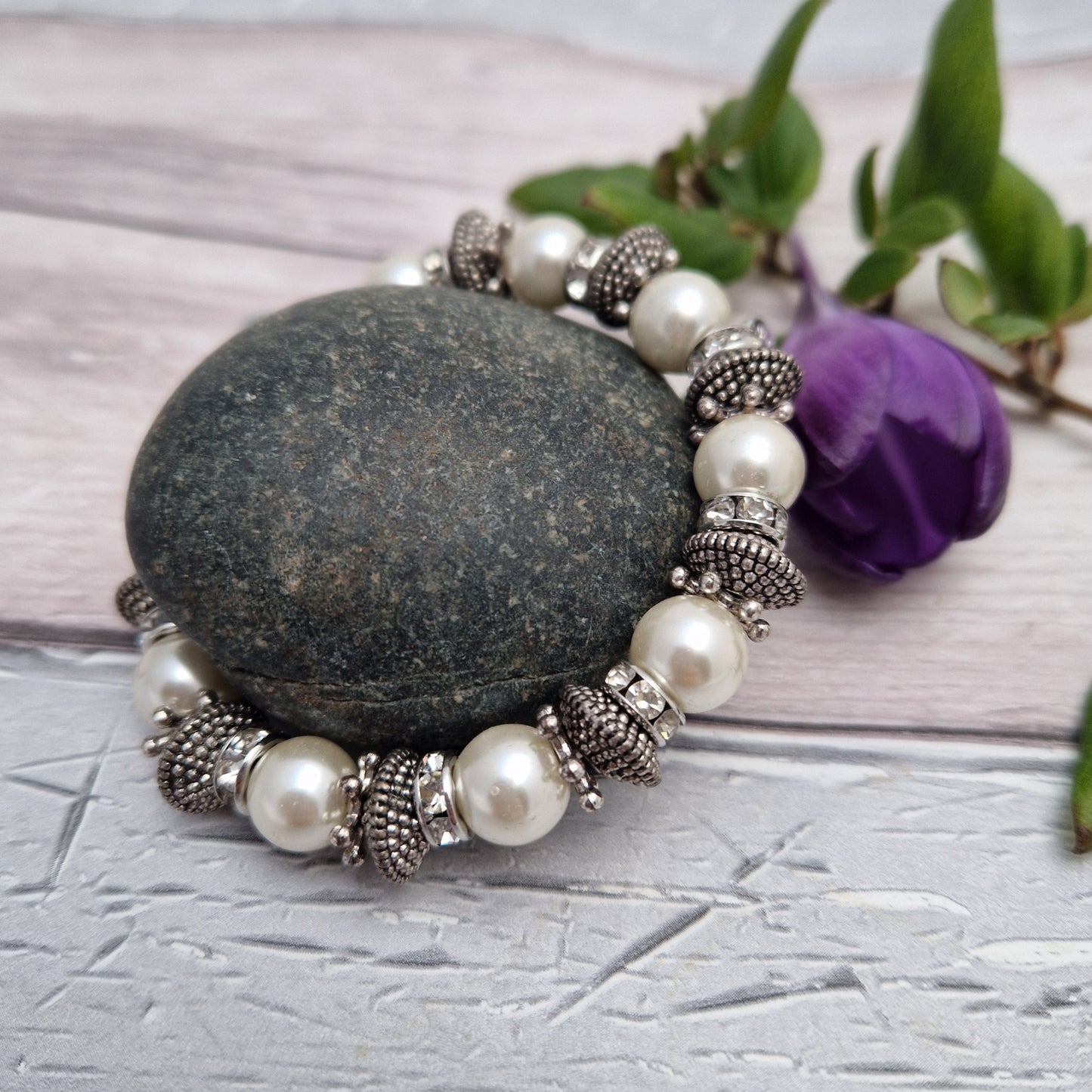 Pearl stretch bracelet, antique styling.