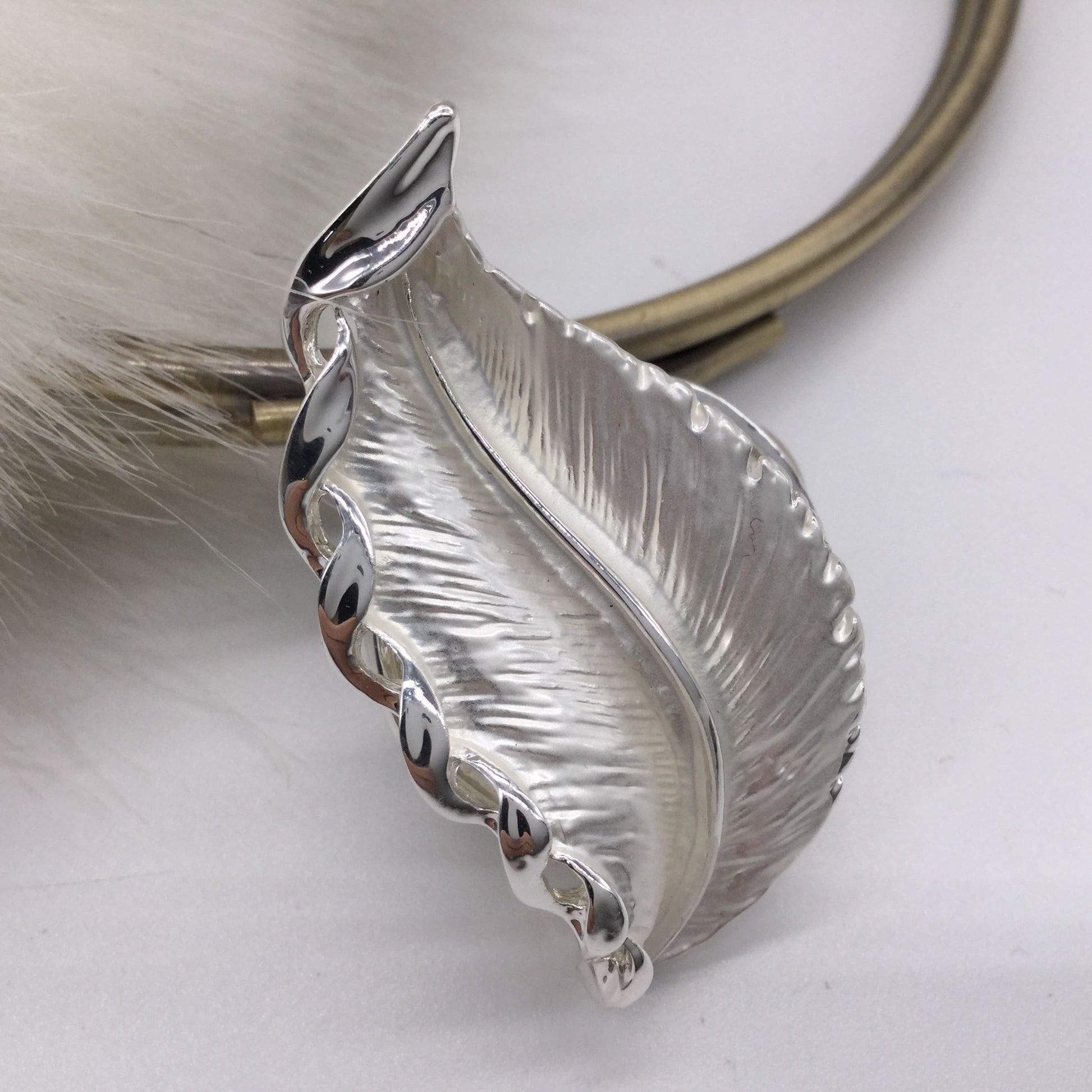 Silver leaf magnetic brooch with a curling edge in shining silver