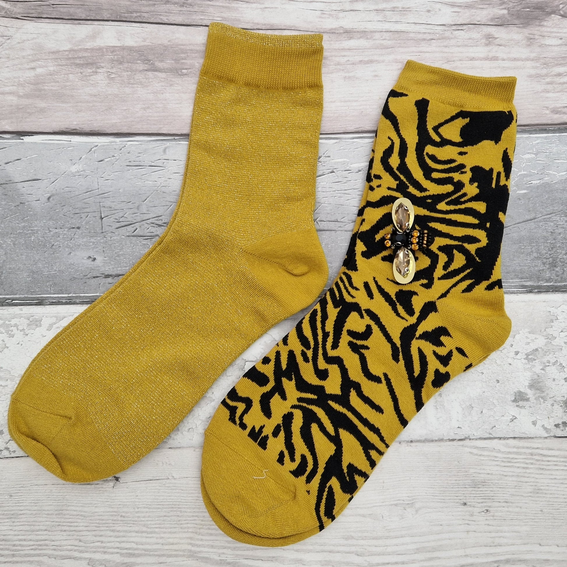 2 Pairs of yellow coloured socks presented in a gift box with a sparkling Bee Brooch made of recycled glass.