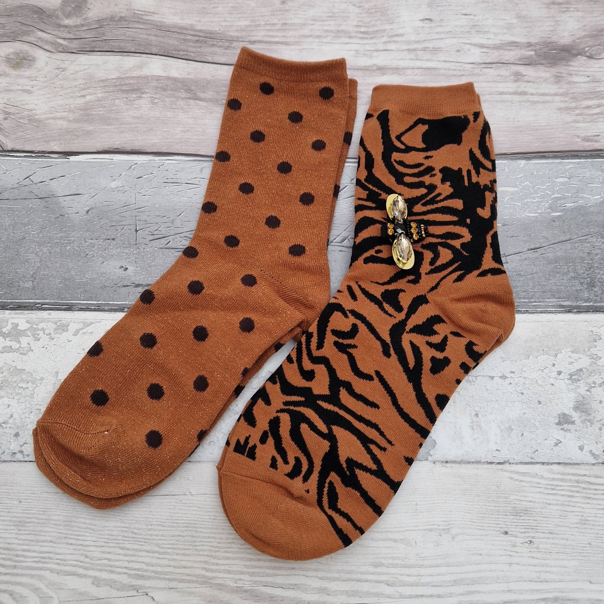 2 Pairs of rust coloured socks presented in a gift box with a sparkling Bee Brooch made of recycled glass.